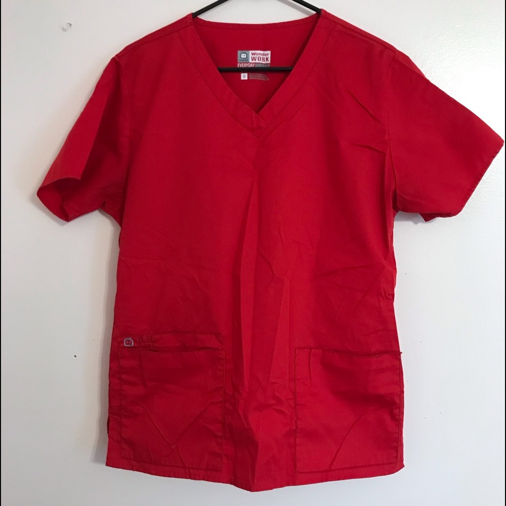 WONDER WINK SCRUB TOP